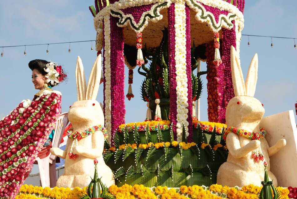 Праздник в тайланде в феврале. Фестиваль цветов в Чиангмае. Чиангмай Таиланд цветы. Фестиваль цветов в Тайланде. Тайланд праздник цветов.